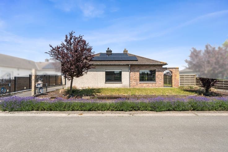 Semi-detached bungalow with garden