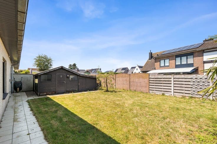 Semi-detached bungalow with garden