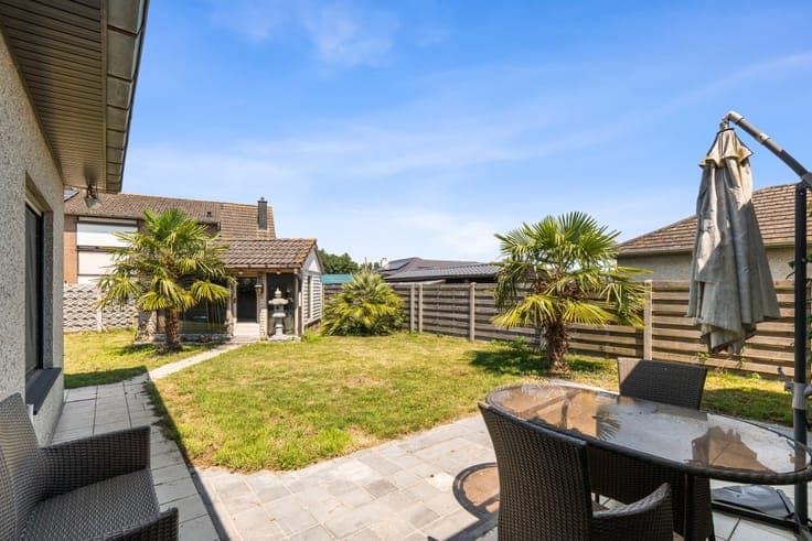 Semi-detached bungalow with garden