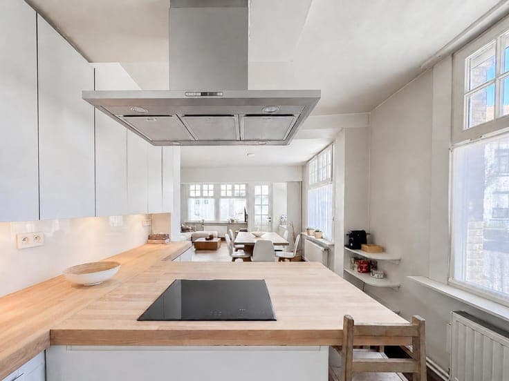 Renovated home with sunny roof terrace & parking