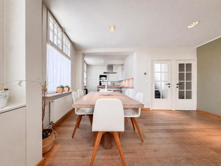 Renovated home with sunny roof terrace & parking