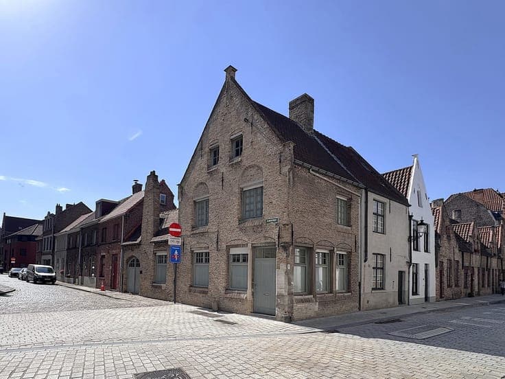 Renovated home with sunny roof terrace & parking