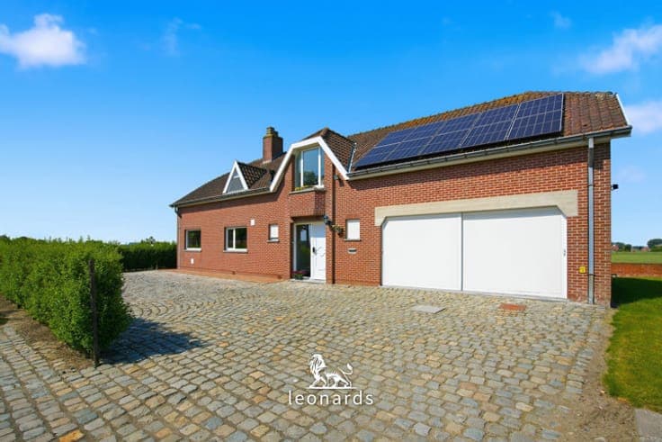 Spacious detached house with open views in a prime location.