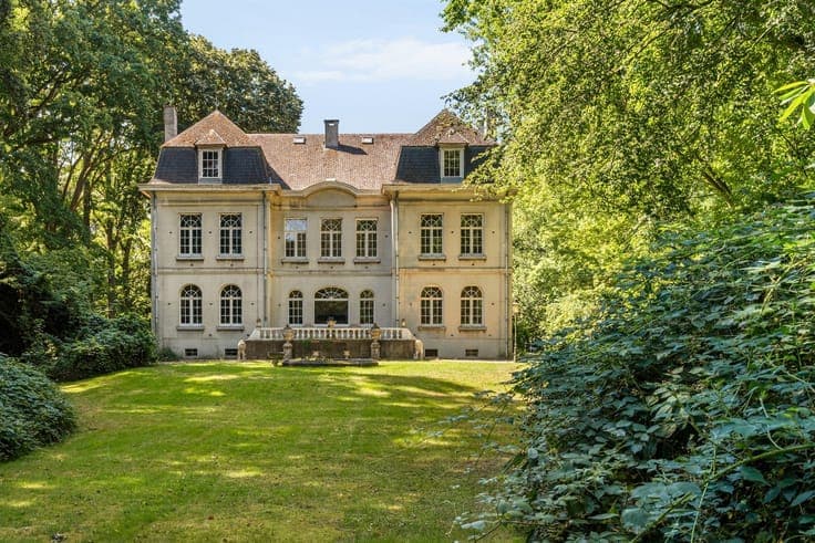 Country house / castle