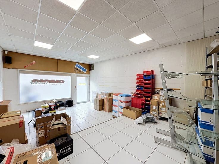 Maison de commerce offrant de nombreuses possibilités