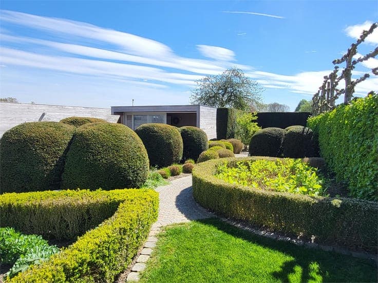 Deze ruime en uitstekend onderhouden villa-bungalow op ee...