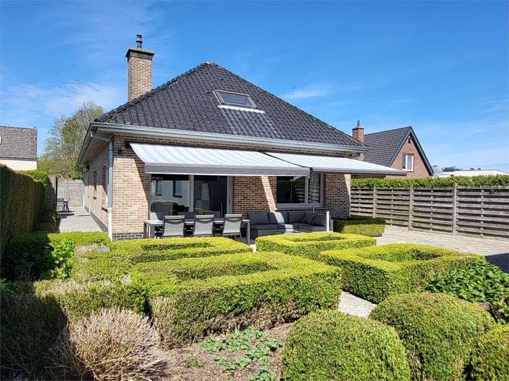 Deze ruime en uitstekend onderhouden villa-bungalow op ee...
