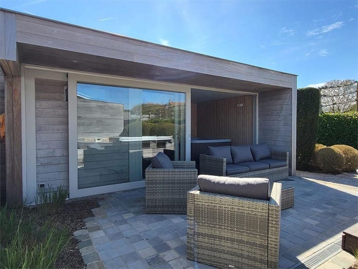 Deze ruime en uitstekend onderhouden villa-bungalow op ee...