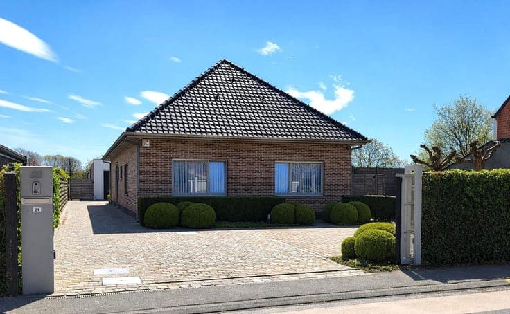 Deze ruime en uitstekend onderhouden villa-bungalow op ee...