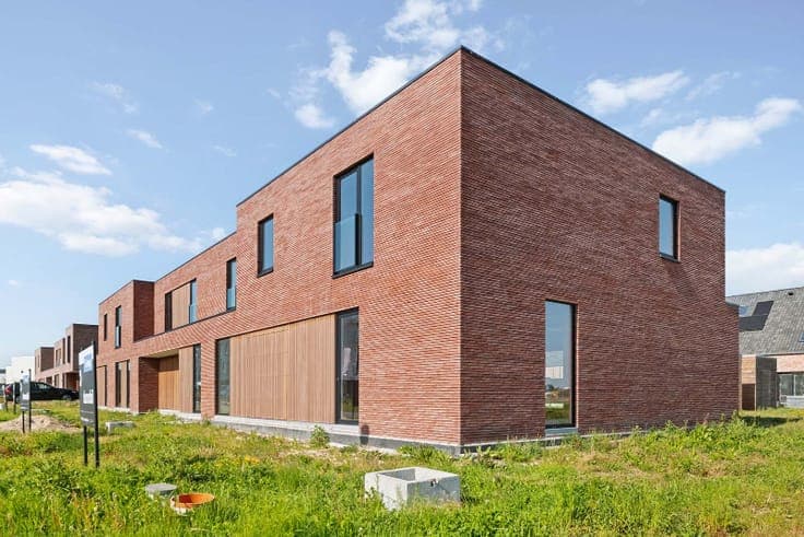 Halfopen moderne woning aan groenzone