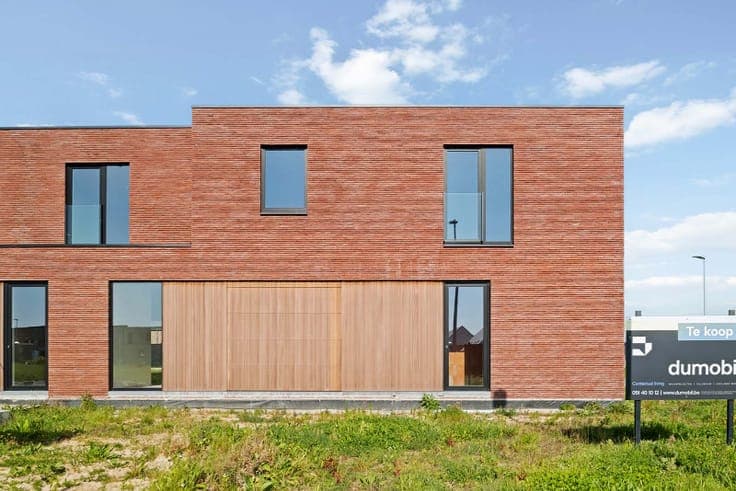 Halfopen moderne woning aan groenzone