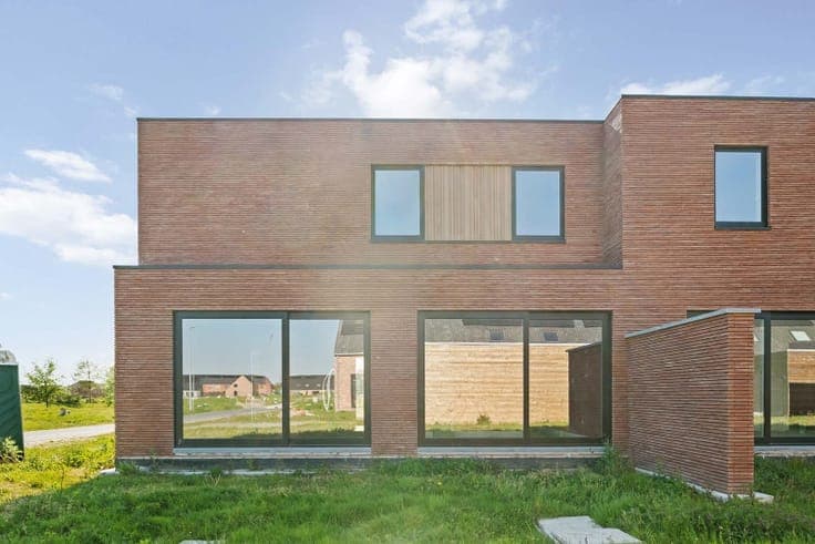 Halfopen moderne woning aan groenzone