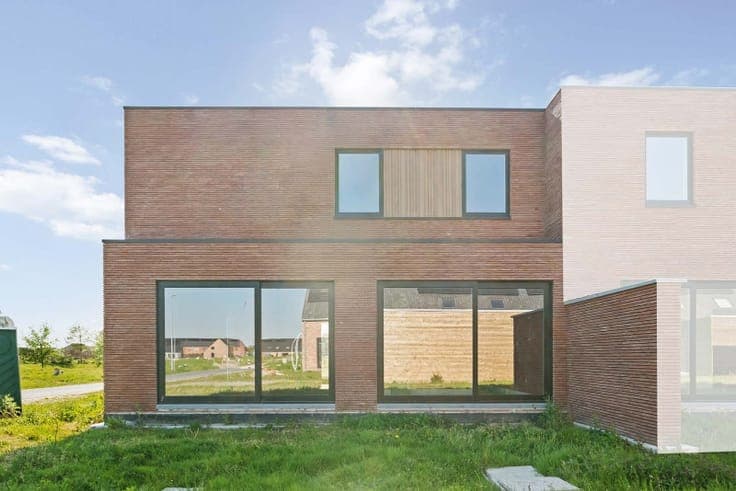 Halfopen moderne woning aan groenzone
