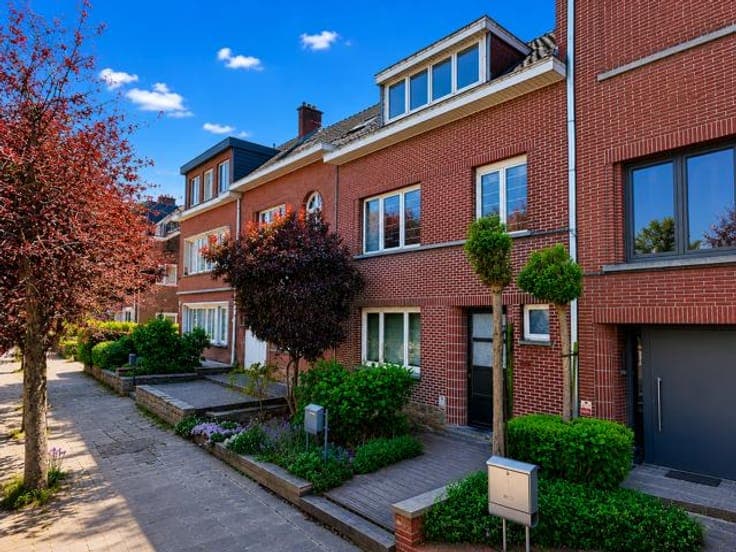 Charming & Move-In Ready Family Home with Garden in a Prime