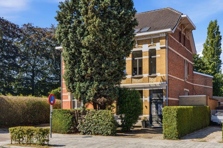Authentic townhouse in the heart of Edegem