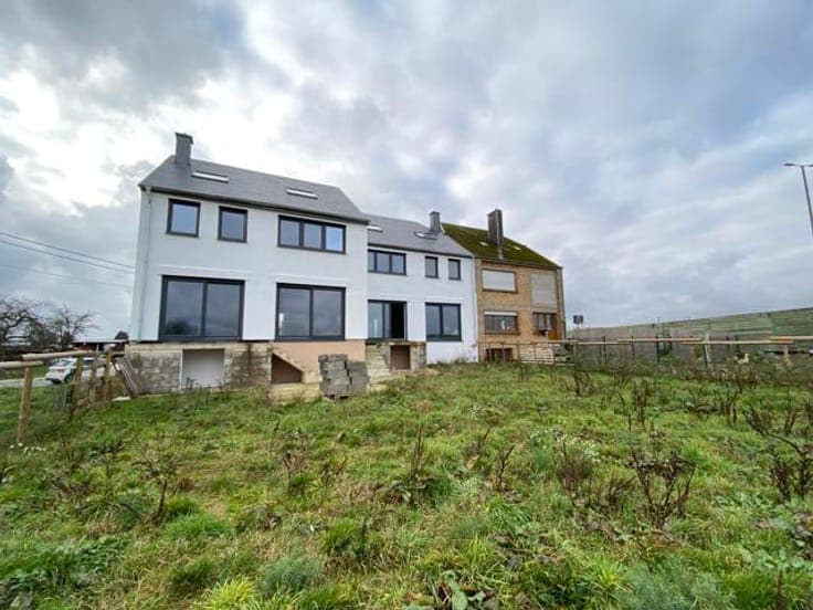 Closed structural work house with a garden in Fouche