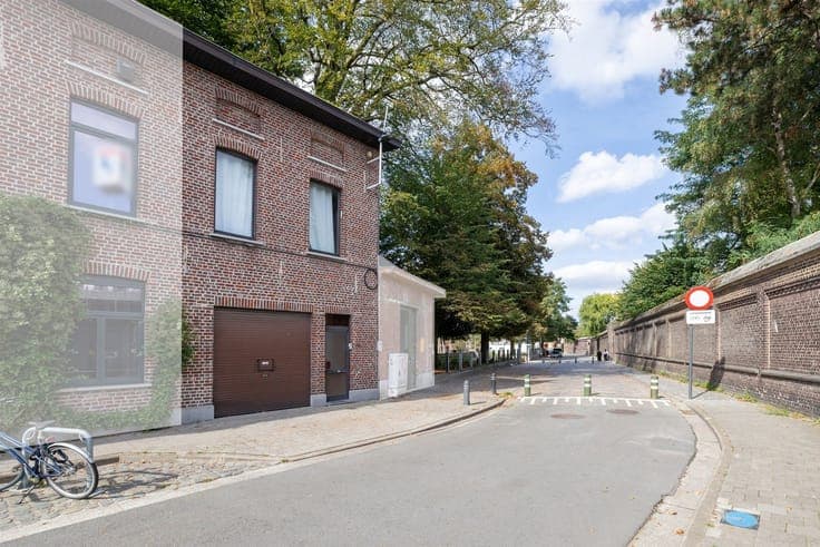 Townhouse with an indoor garage near the center of Ghent