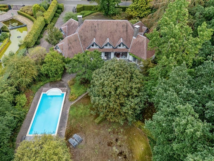 Spacious villa with outdoor swimming pool on 4,561 m² in Pe