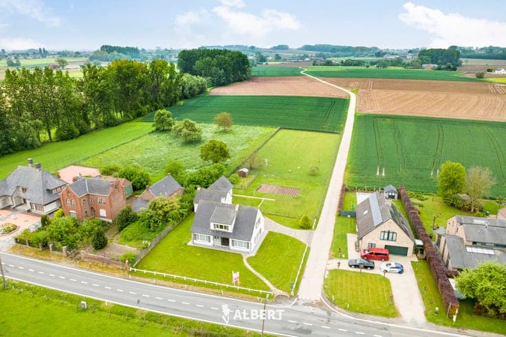 Country home with building plot and pasture