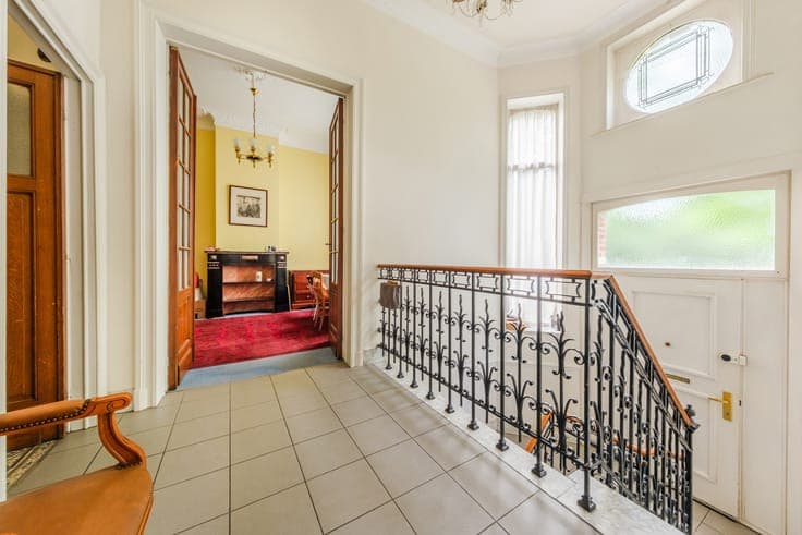 Elegant townhouse with potential for a professional practice