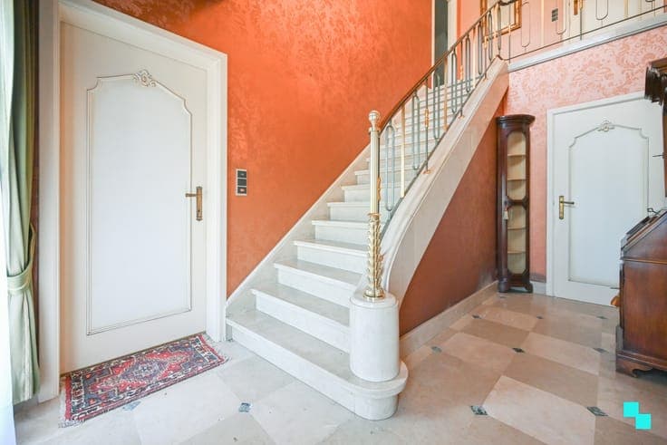 Zeer ruime te renoveren woning met vijf slaapkamers te Bo...
