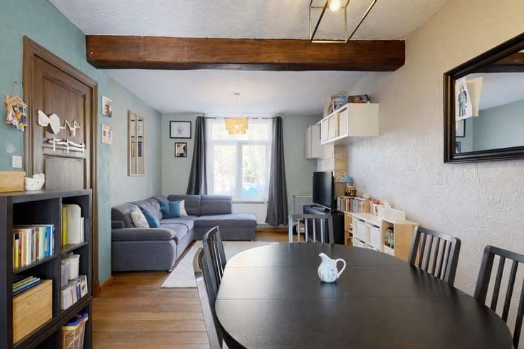Schattig huis met drie gevels en een tuin.