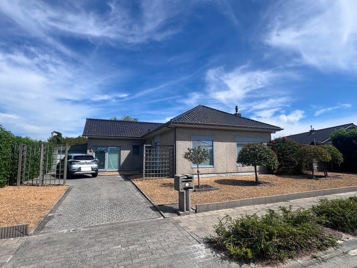 INSTAPKLARE BUNGALOW MET 3 SLPKS, GARAGE & TUIN