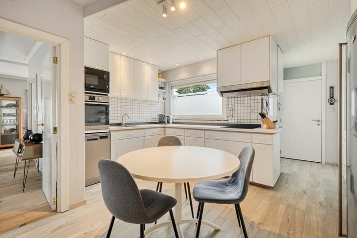 INSTAPKLARE BUNGALOW MET 3 SLPKS, GARAGE & TUIN