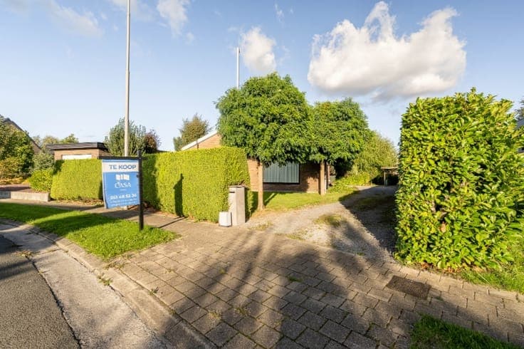 Open bebouwing op mooi perceel in rustige wijk.