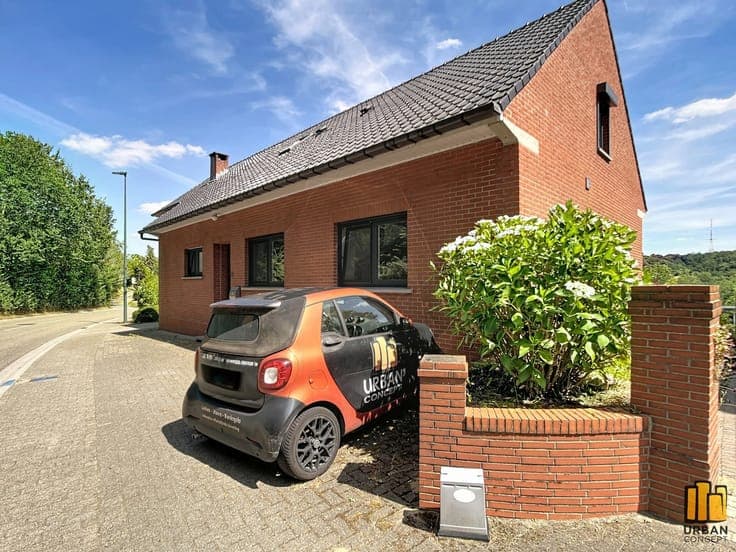 3-Bedroom Villa with Garage, Parking and Two-Level Garden