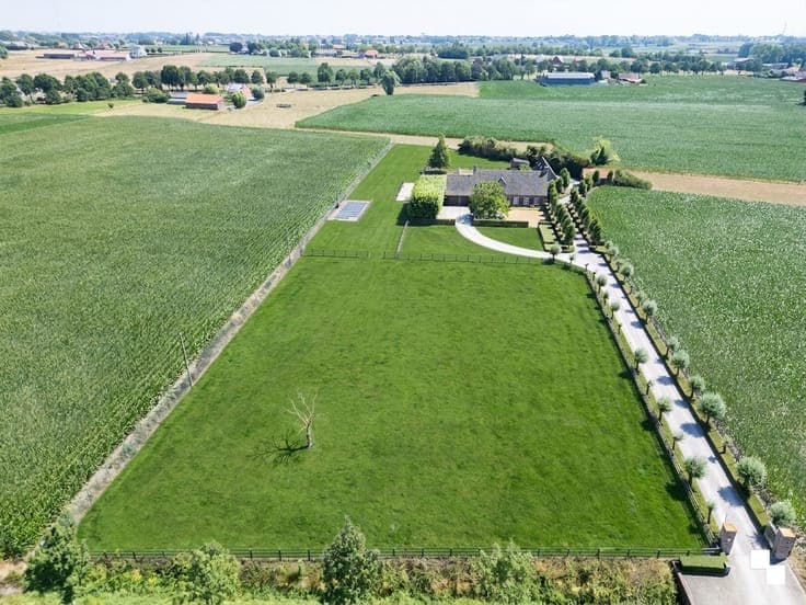Unieke eigendom omgeven door groen, met zwembad, bijgebou...