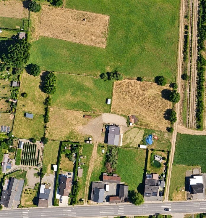 Te renoveren hoeve op uitzonderlijk perceel met stallinge...