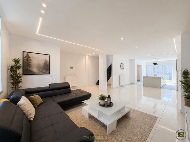 Te koop, volledig gerenoveerde woning met 5 slaapkamers e...