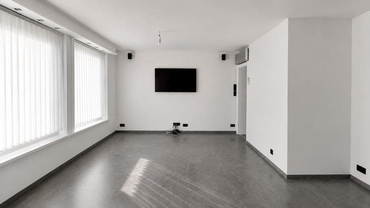 Spacious semi-detached house with 4 bedrooms and garage