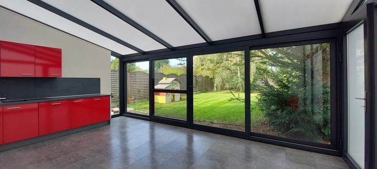 Spacious semi-detached house with 4 bedrooms and garage