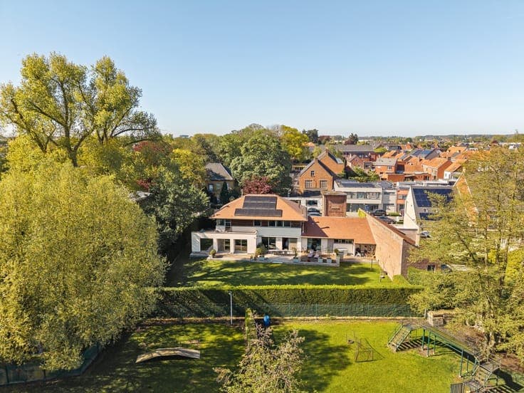 Stijlvolle villa met luxueuze afwerking en zonnige tuin !