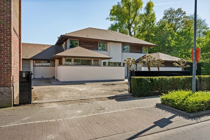 Stijlvolle villa met luxueuze afwerking en zonnige tuin !