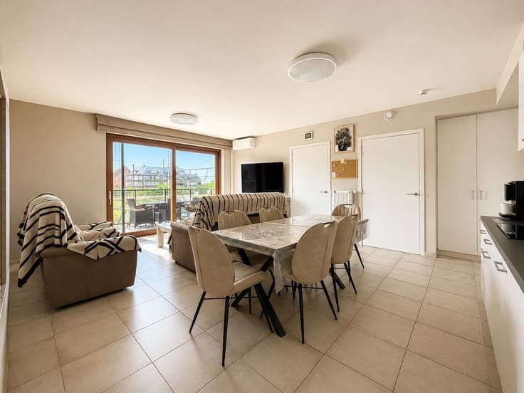 Te koop, assistentieflat met 2 slaapkamers en staanplaats...