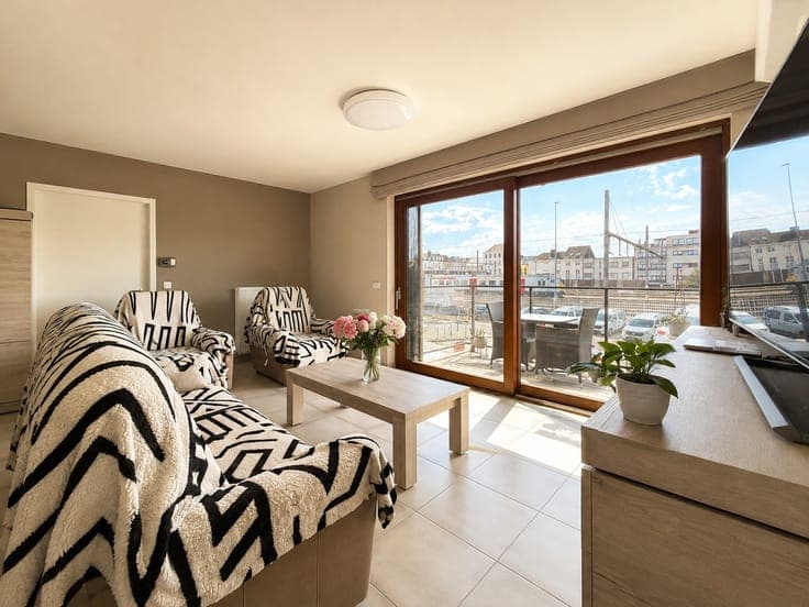 Te koop, assistentieflat met 2 slaapkamers en staanplaats...