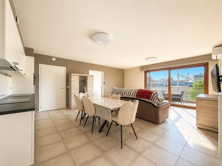 Te koop, assistentieflat met 2 slaapkamers en staanplaats...