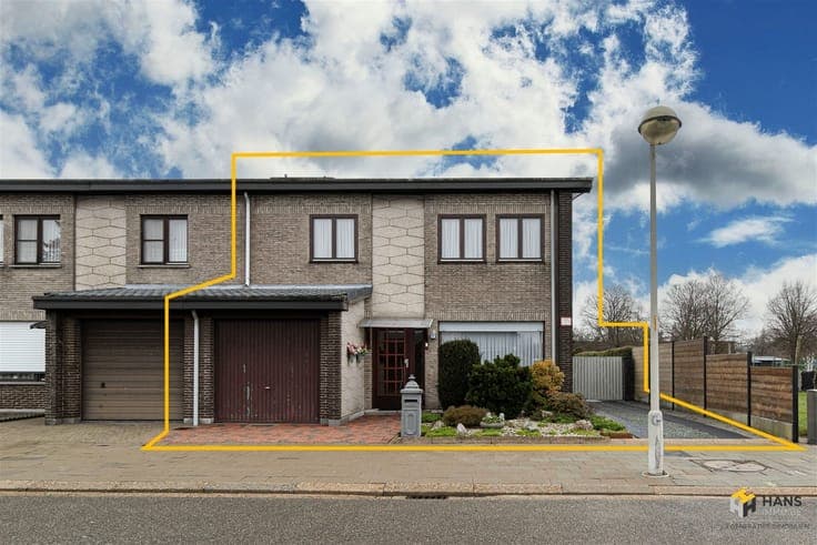 Neat house (135m²) with 3 bedrooms, 2 garages and garden (14