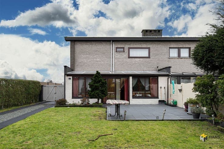 Neat house (135m²) with 3 bedrooms, 2 garages and garden (14