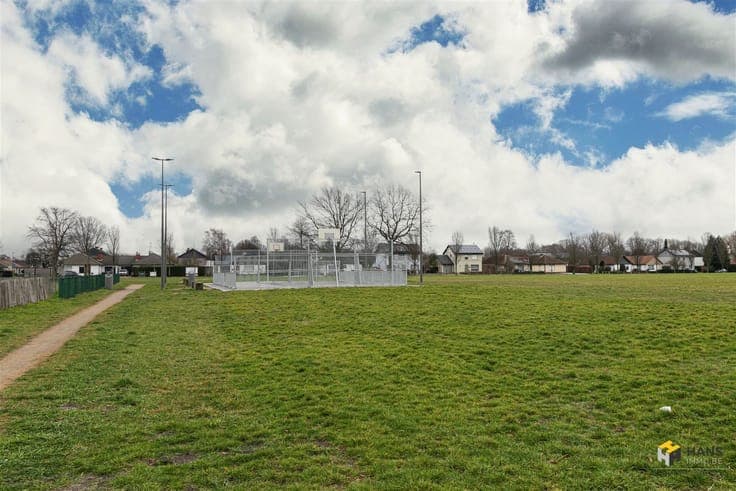 Neat house (135m²) with 3 bedrooms, 2 garages and garden (14