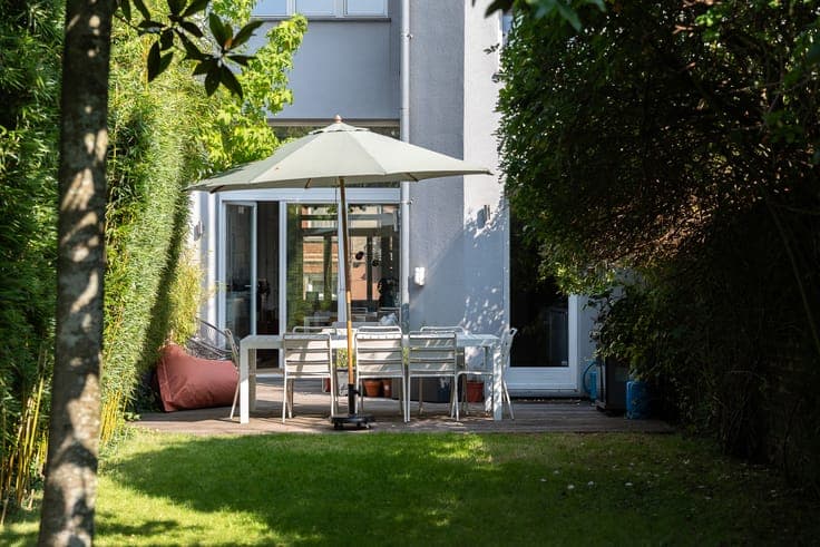 Magnificent 5/6-Bedroom Townhouse with Garden & Garage!