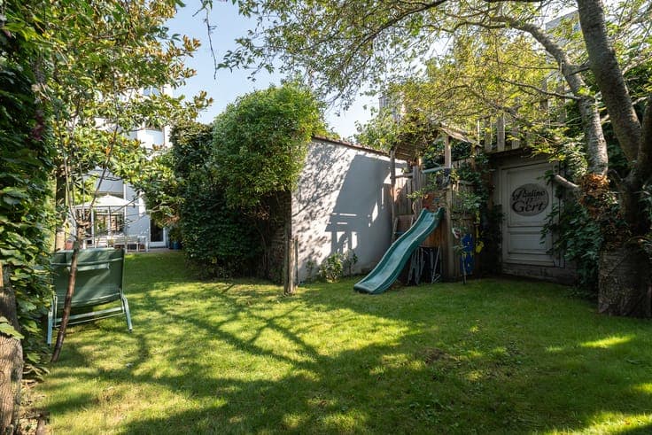Magnificent 5/6-Bedroom Townhouse with Garden & Garage!