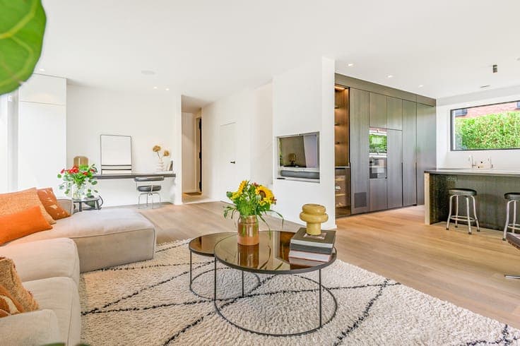 High-end architectural villa in a quiet cul-de-sac