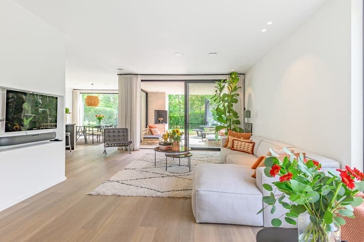 High-end architectural villa in a quiet cul-de-sac