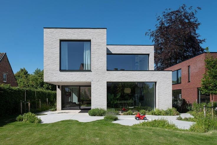High-end architectural villa in a quiet cul-de-sac
