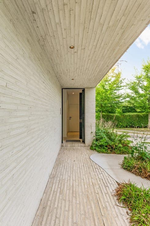 High-end architectural villa in a quiet cul-de-sac