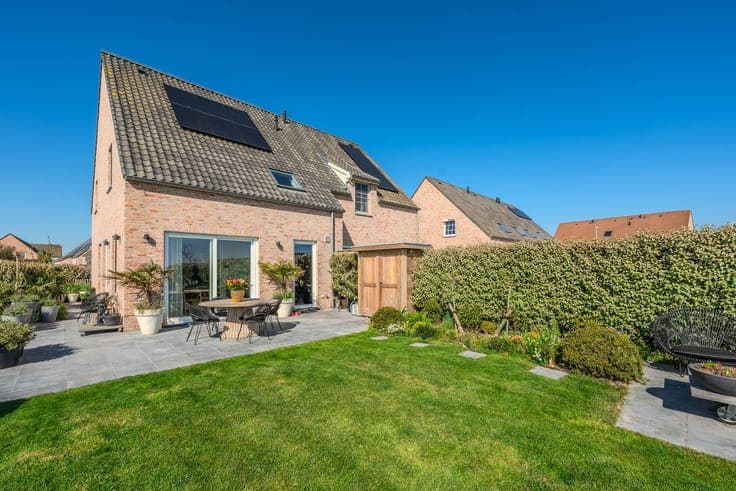 Beautiful 3 bedroom home with unique open views!